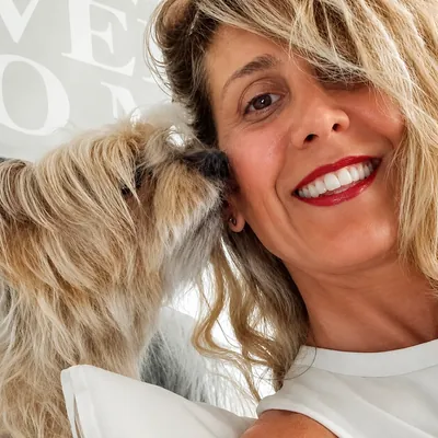 Un perrito le da un beso a Faby en la mejilla