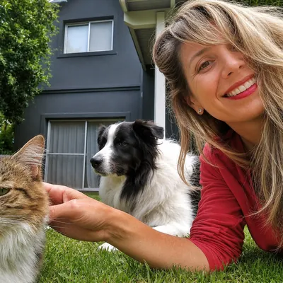 Faby en el jardín con un border collie y un gato