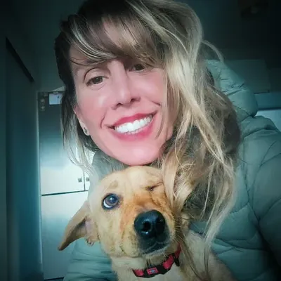 Selfie de Faby con un cachorro de pelo claro