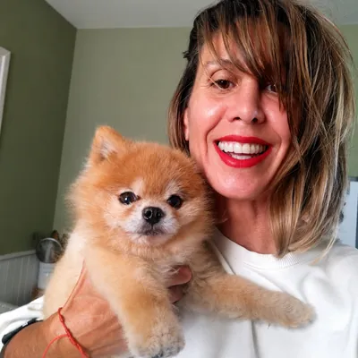 Faby con un pomerania en brazos