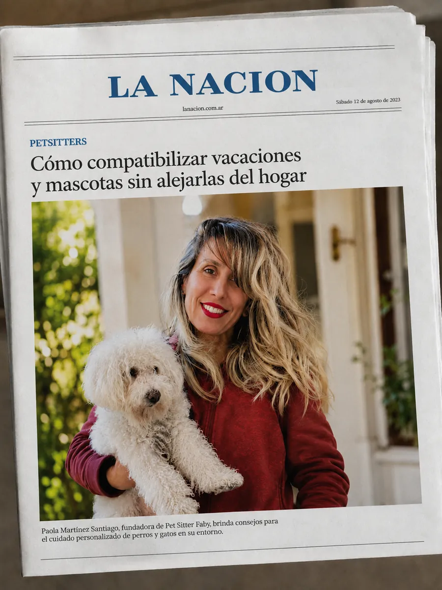 Recreación de la nota de La Nación «Cómo compatibilizar vacaciones y mascotas sin alejarlas del hogar», con foto de Faby y un caniche